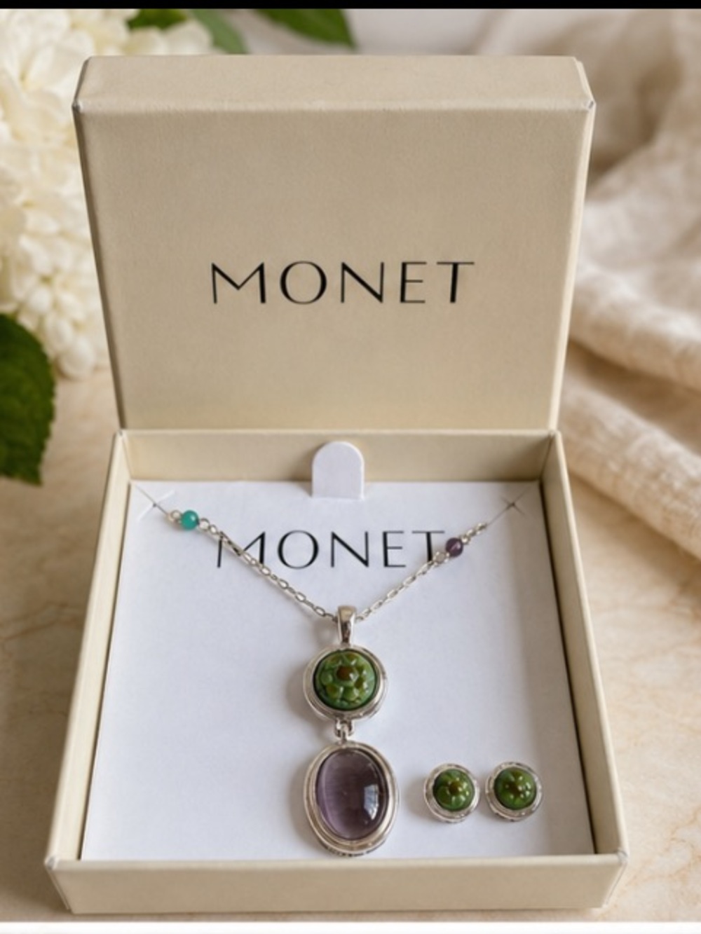 Beautiful signed Monet necklace and matching earrings set in the original Monet
